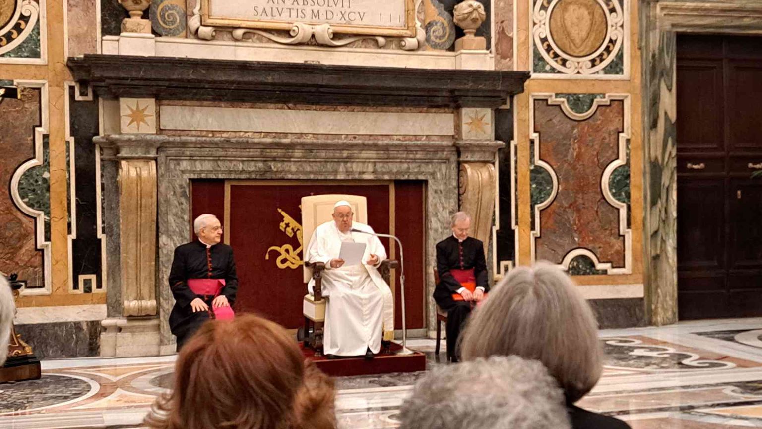 Il Papa ai vaticanisti: «Giornalismo è vocazione, grazie per vostro lavoro»
