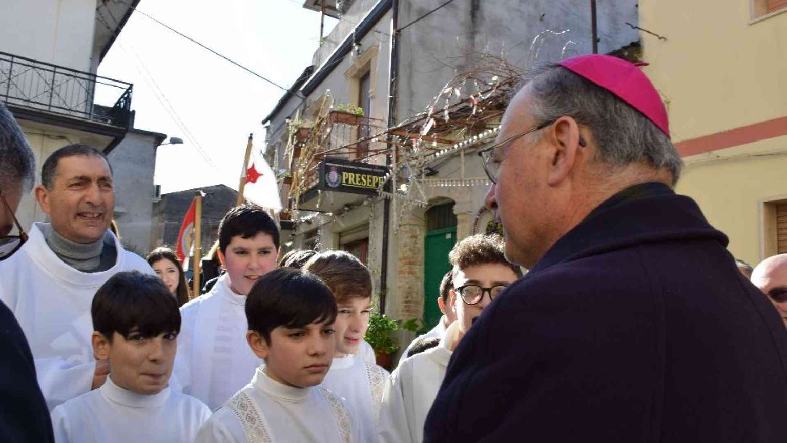 Il vescovo nella chiesa del prete aggredito: «Un segno semplice e forte»