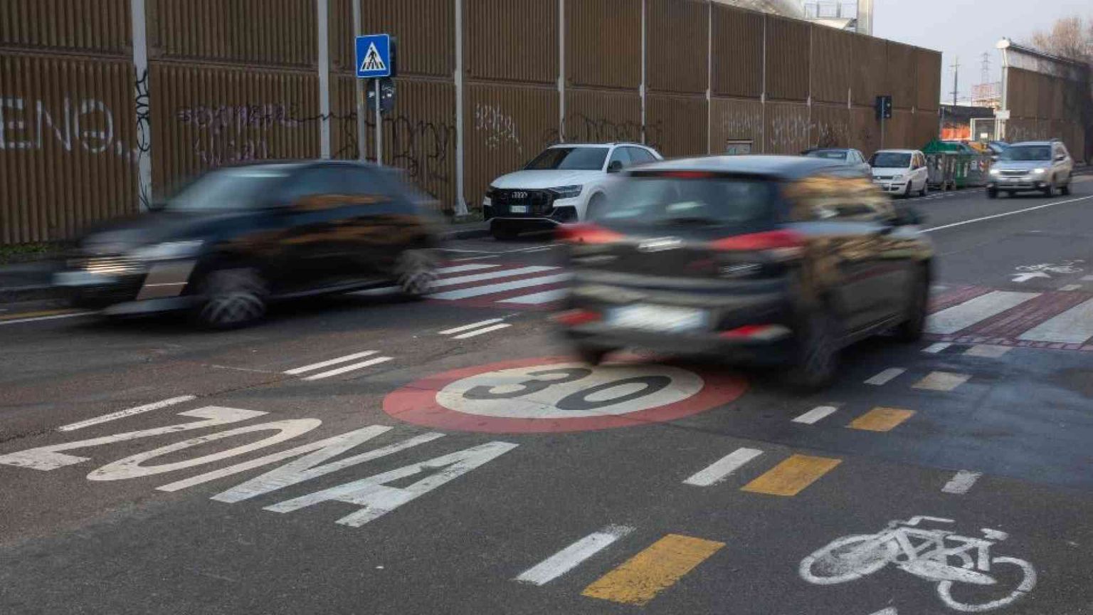 Bologna a 30 all'ora, Salvini e il “partito anti-auto”: la polemica si allarga