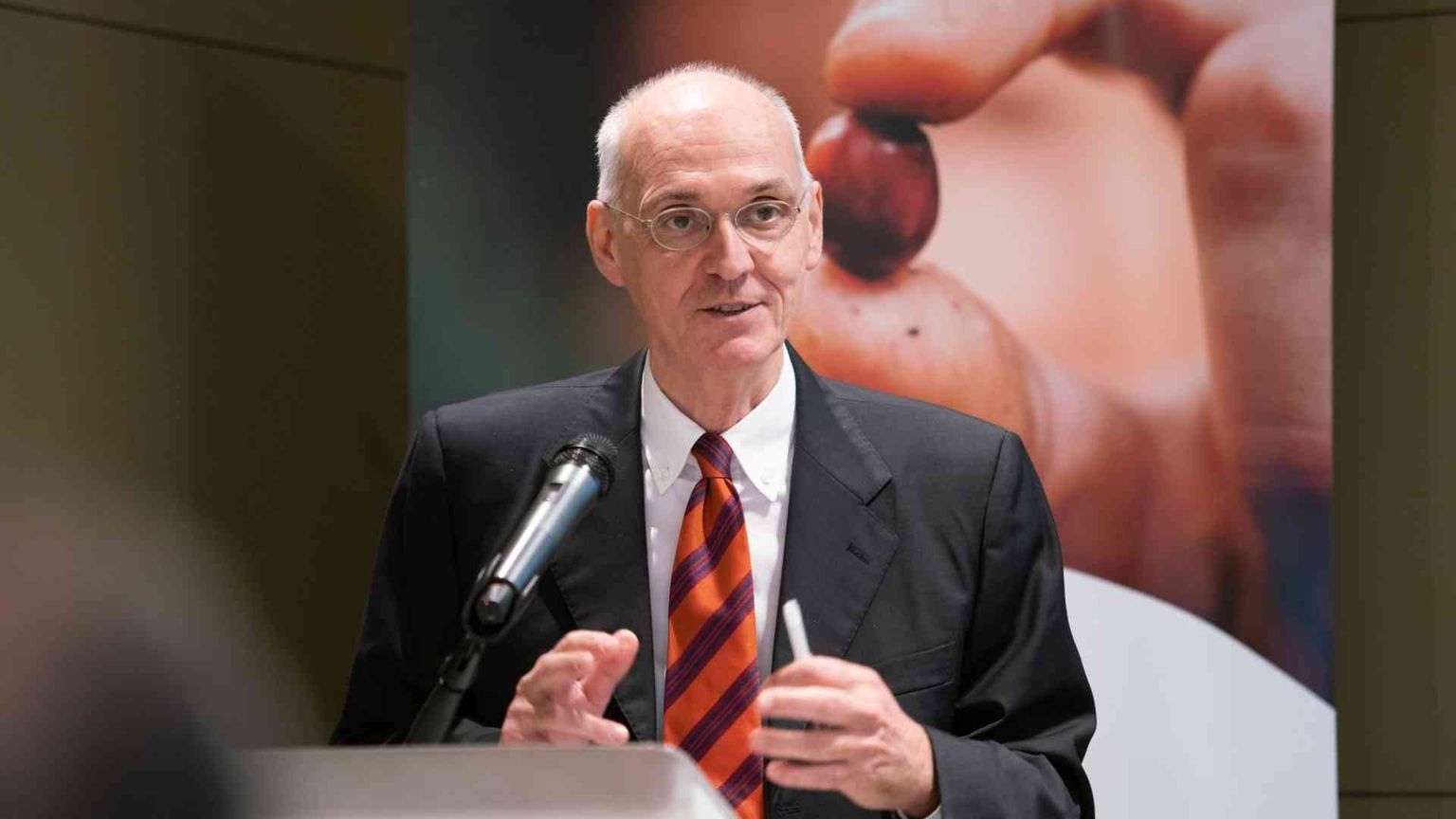 Più ombre che luci nella legge sul microcredito