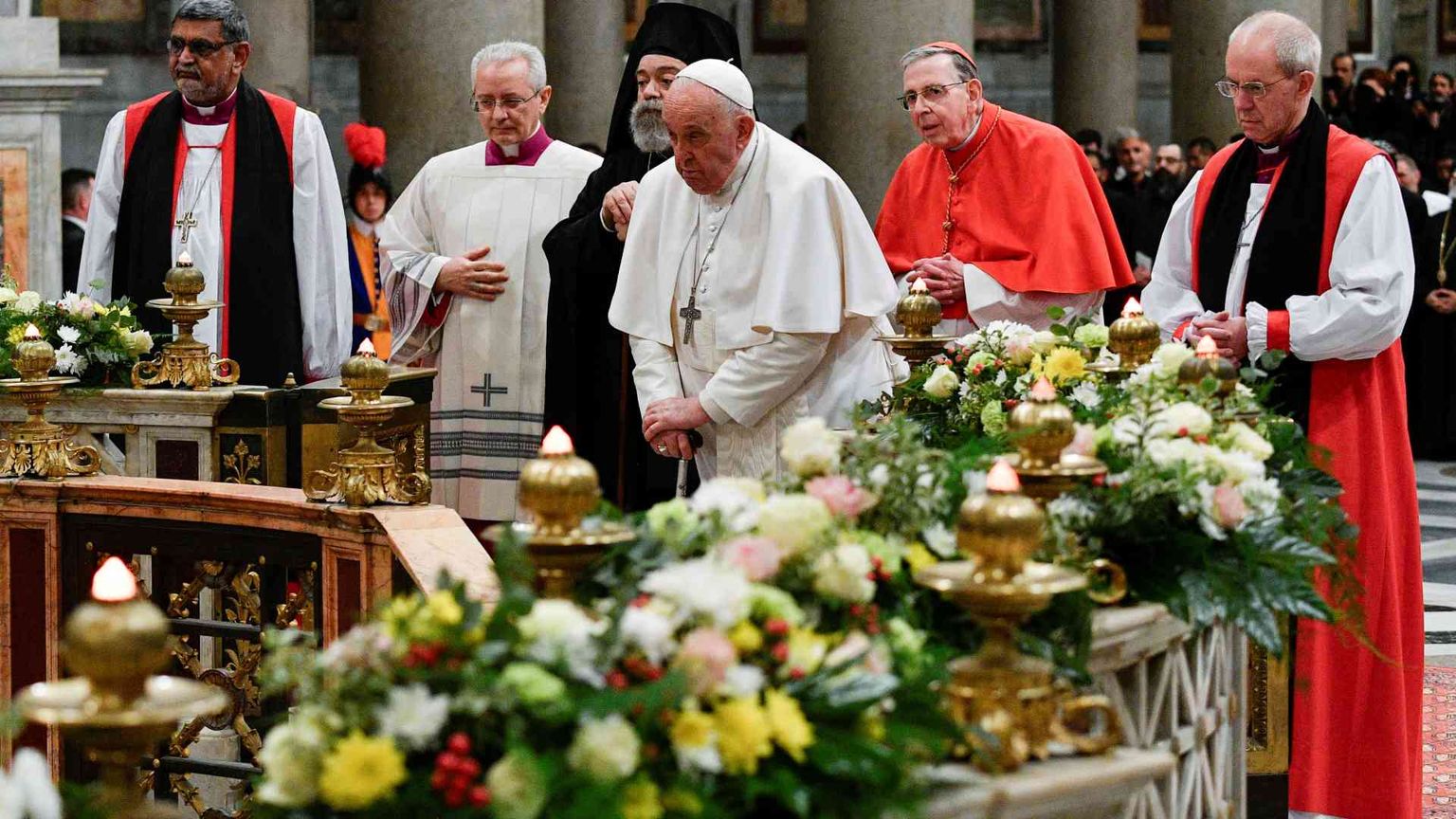 Il Papa: «Andiamo avanti nel cammino dell'unità». E prega per la pace