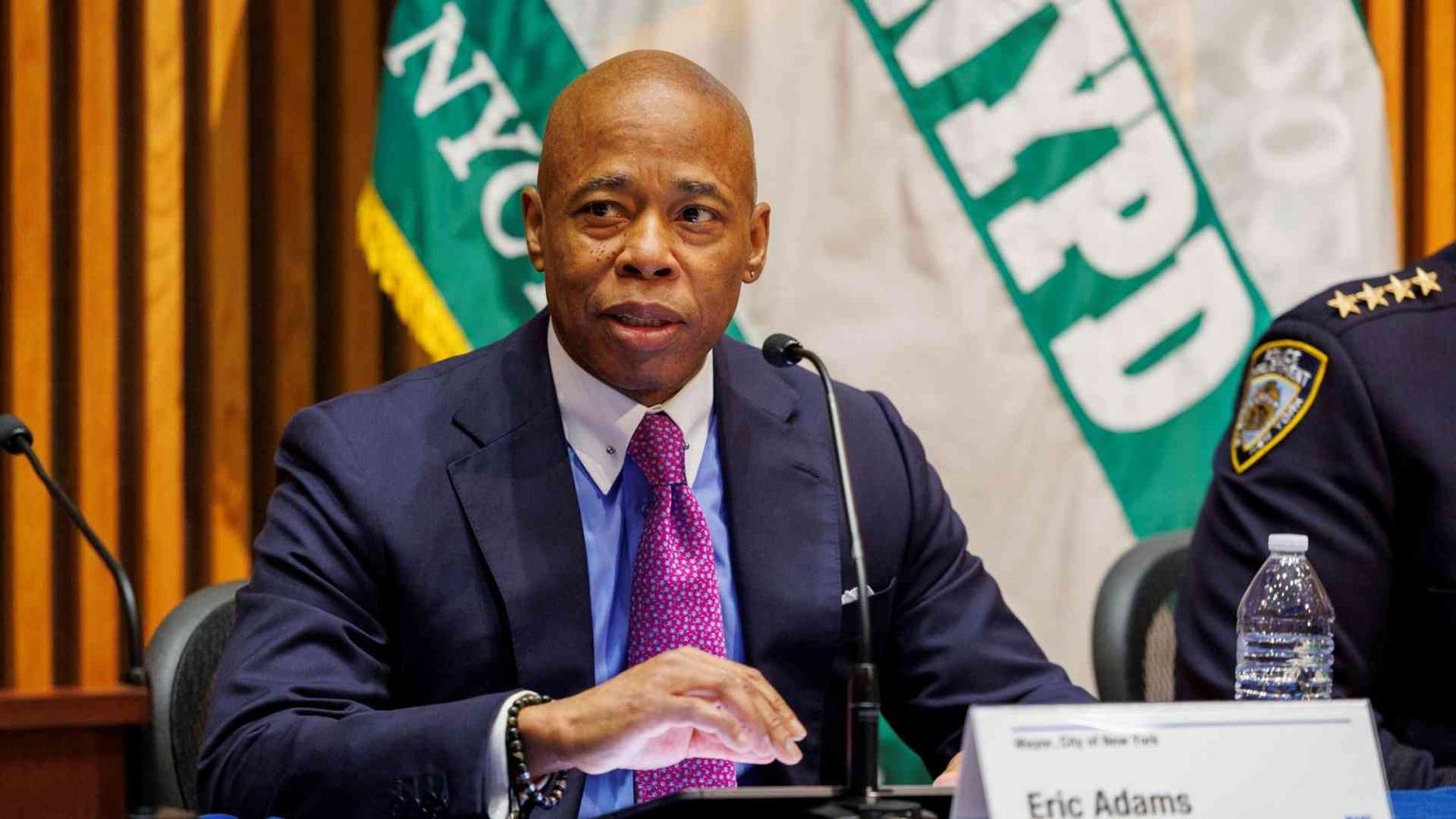 Il sindaco di New York dichiara i social media «pericolo per la salute»