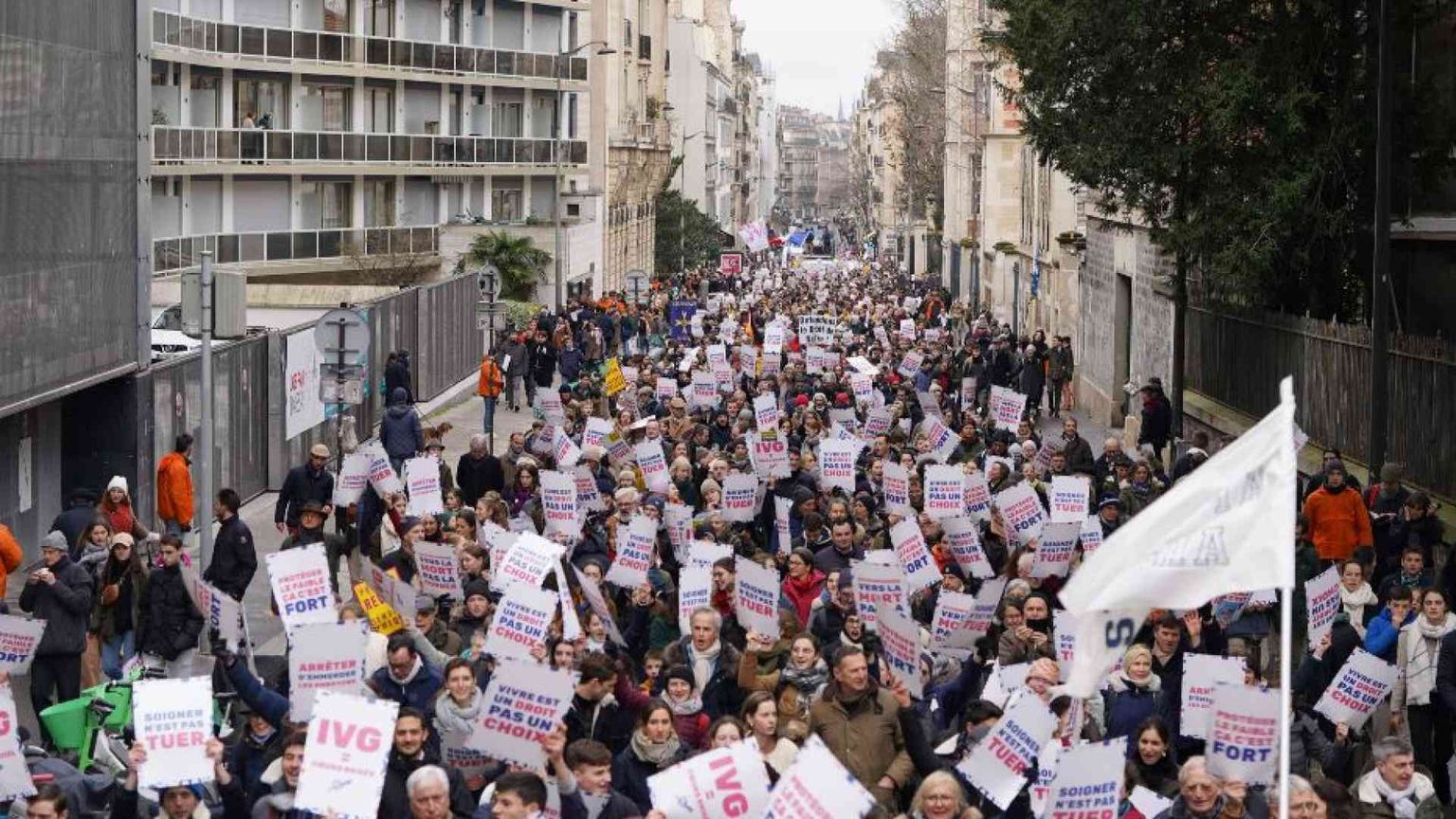 Marcia di Parigi, scossa contro le politiche di morte
