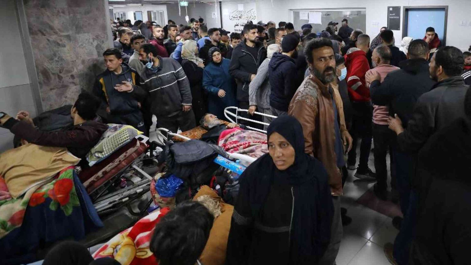 «Spari sulla gente in fila per gli aiuti». Civili nel mirino a Khan Yunis