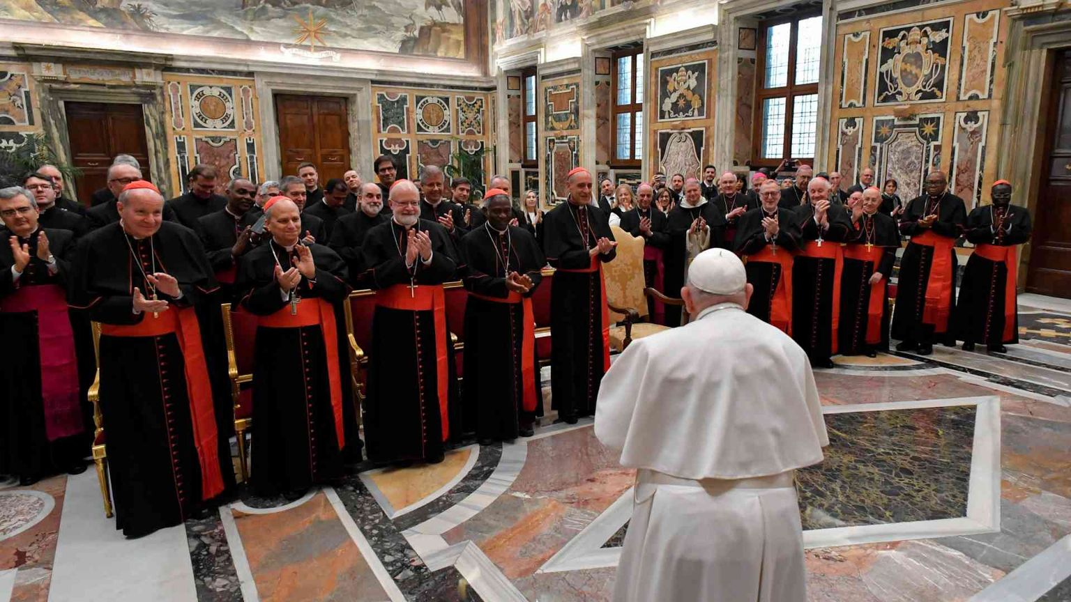 Il Papa chiarisce: «Sono alle persone, non alle unioni»