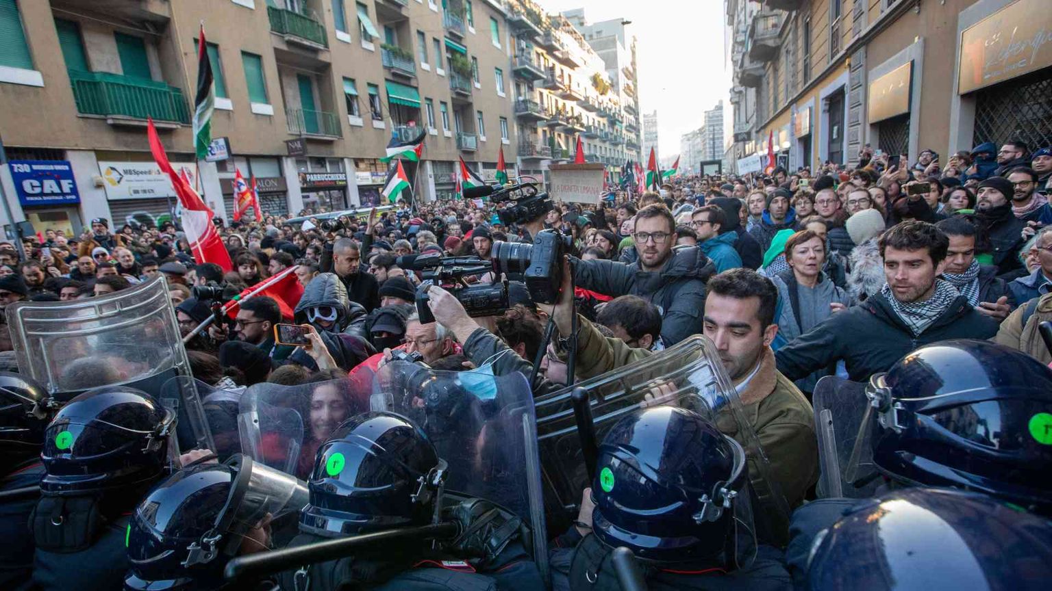 Milano, tensione al presidio pro Palestina. Nessuno scontro a Roma