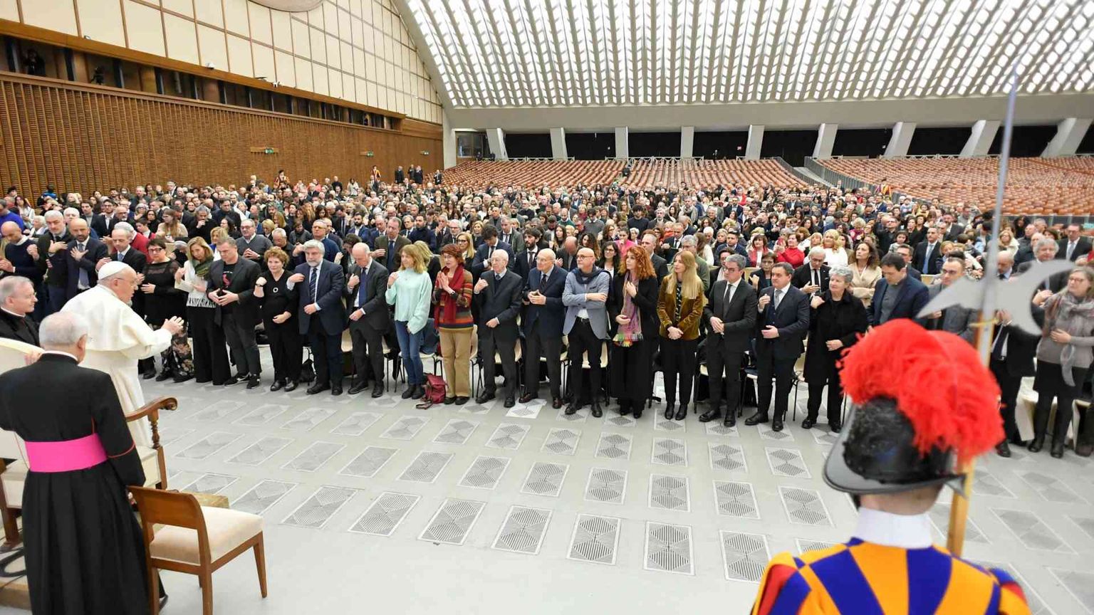 Il Papa a Tv2000: «Non allineatevi, andate controcorrente»