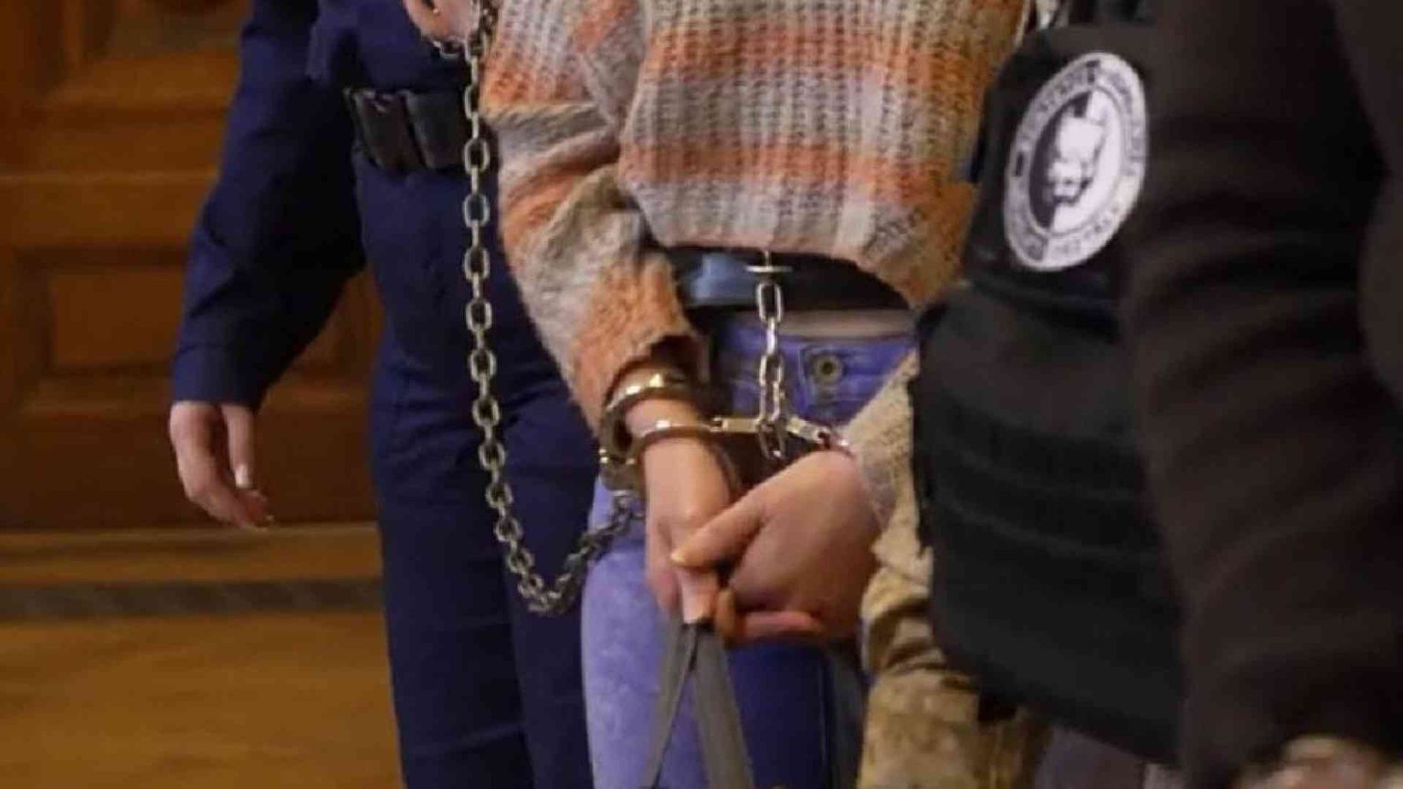 Ilaria Salis in catene e "guinzaglio" a Budapest. Convocato l'ambasciatore