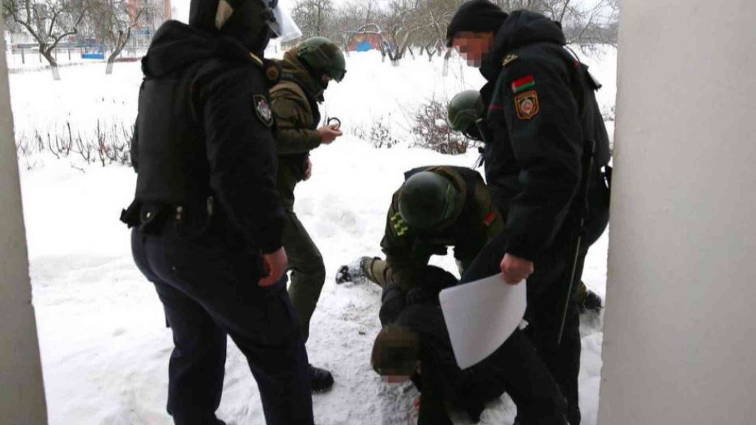 Lukashenko fa «campagna elettorale»: repressione contro preti e attivisti