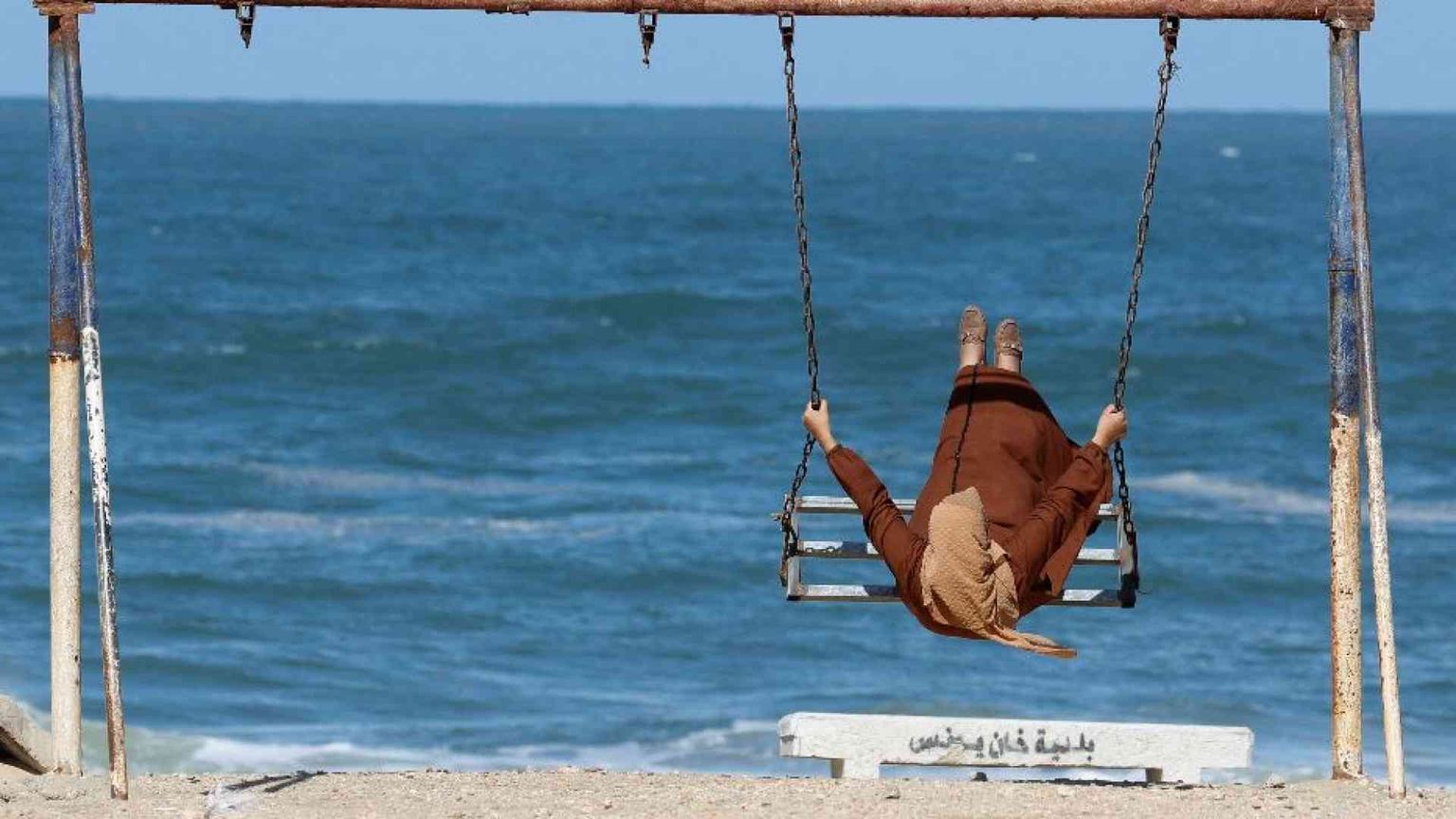 Gaza, il dramma dei 19mila bambini soli. Negoziati per 6 settimane di pausa