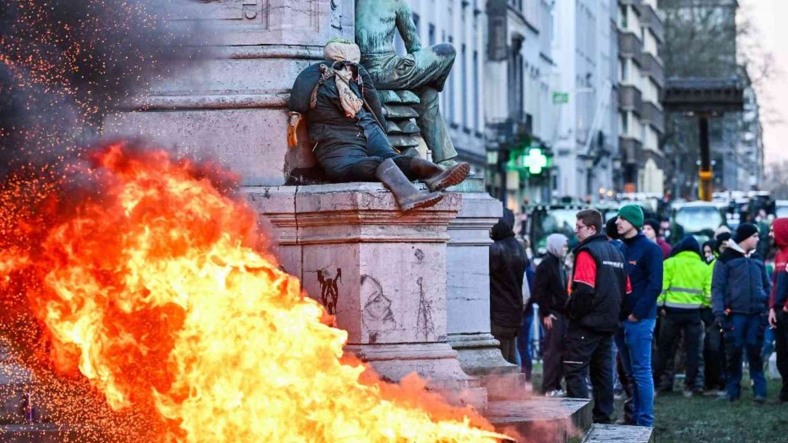 Il Parlamento Ue assediato dai trattori. Cosa chiedono gli agricoltori