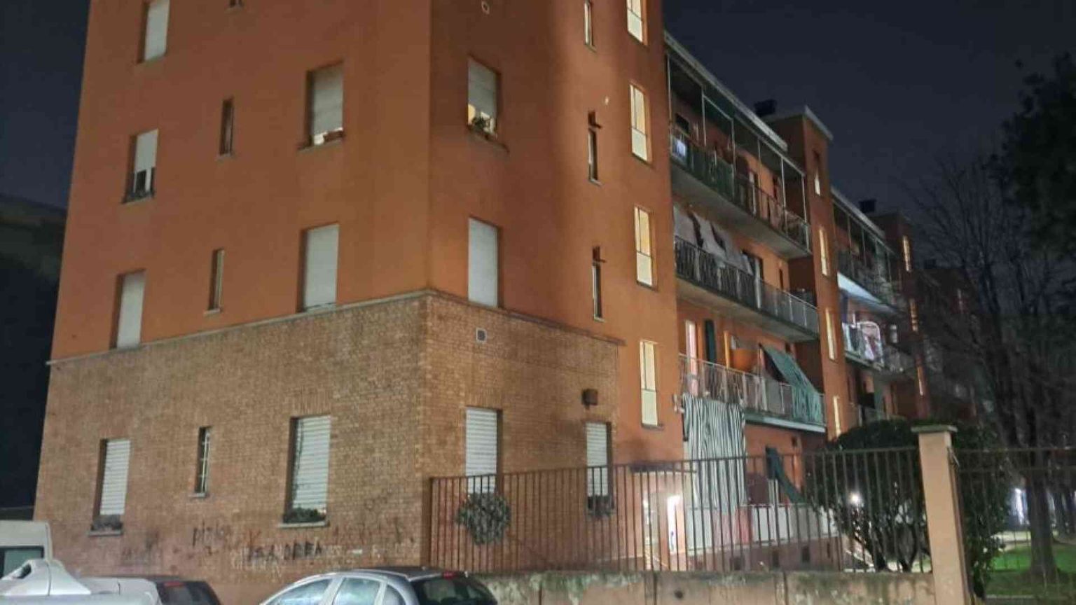 Neonato abbandonato in un androne. «Sua madre è morta, non posso occuparmene»