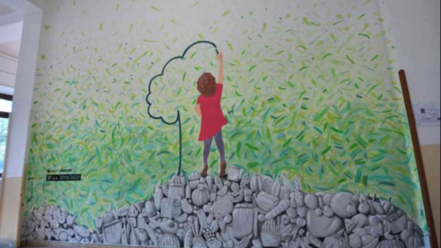 Italia sprecona: nel bidone 13 miliardi di cibo (e lo buttano anche i poveri)