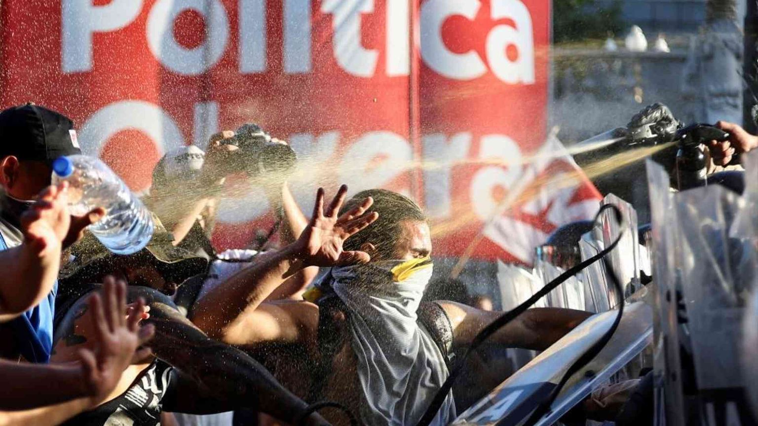 Milei taglia le mense dei poveri. La gente assalta i supermercati (video)