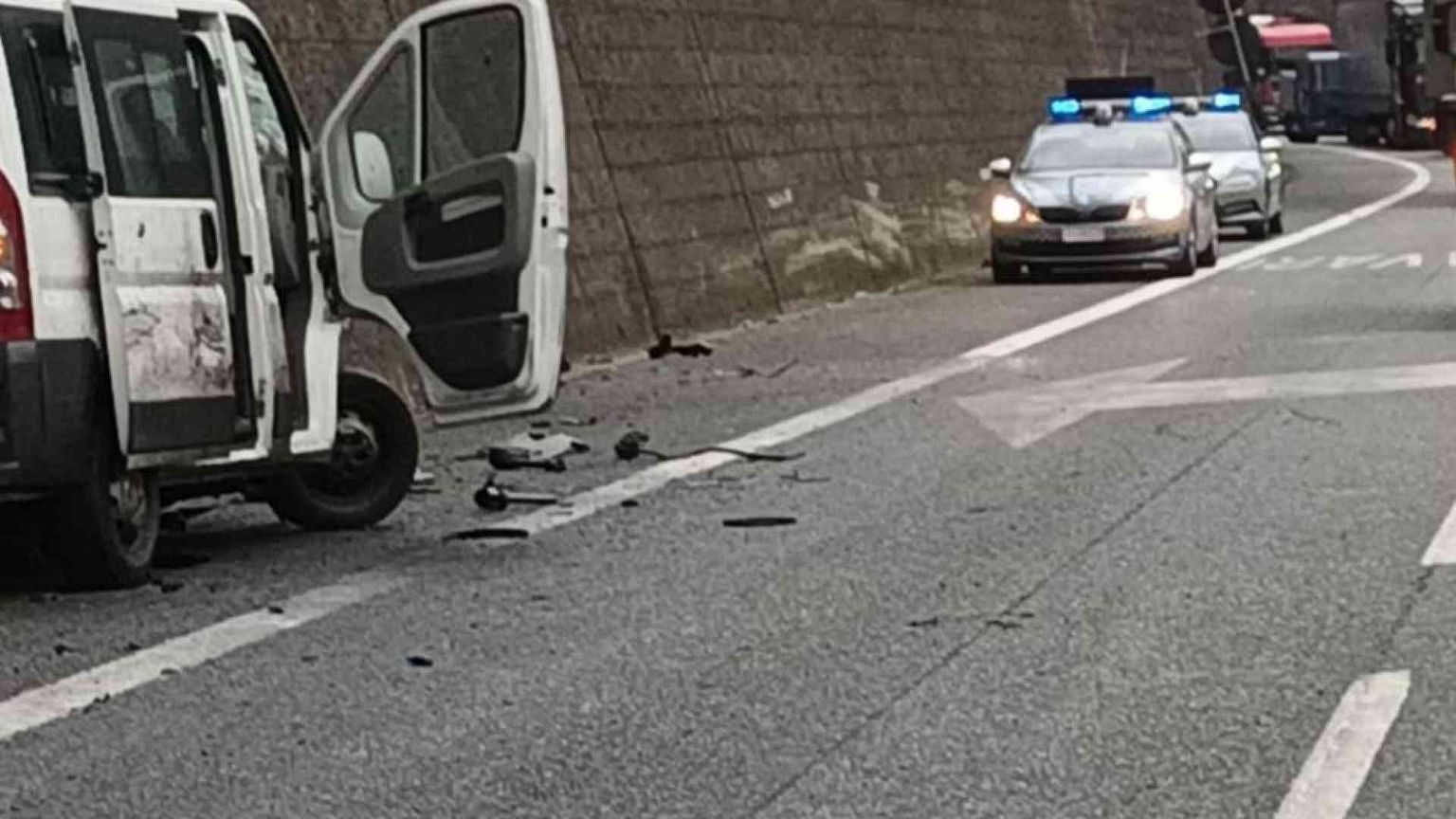 Incidente in A12, operai travolti: un morto