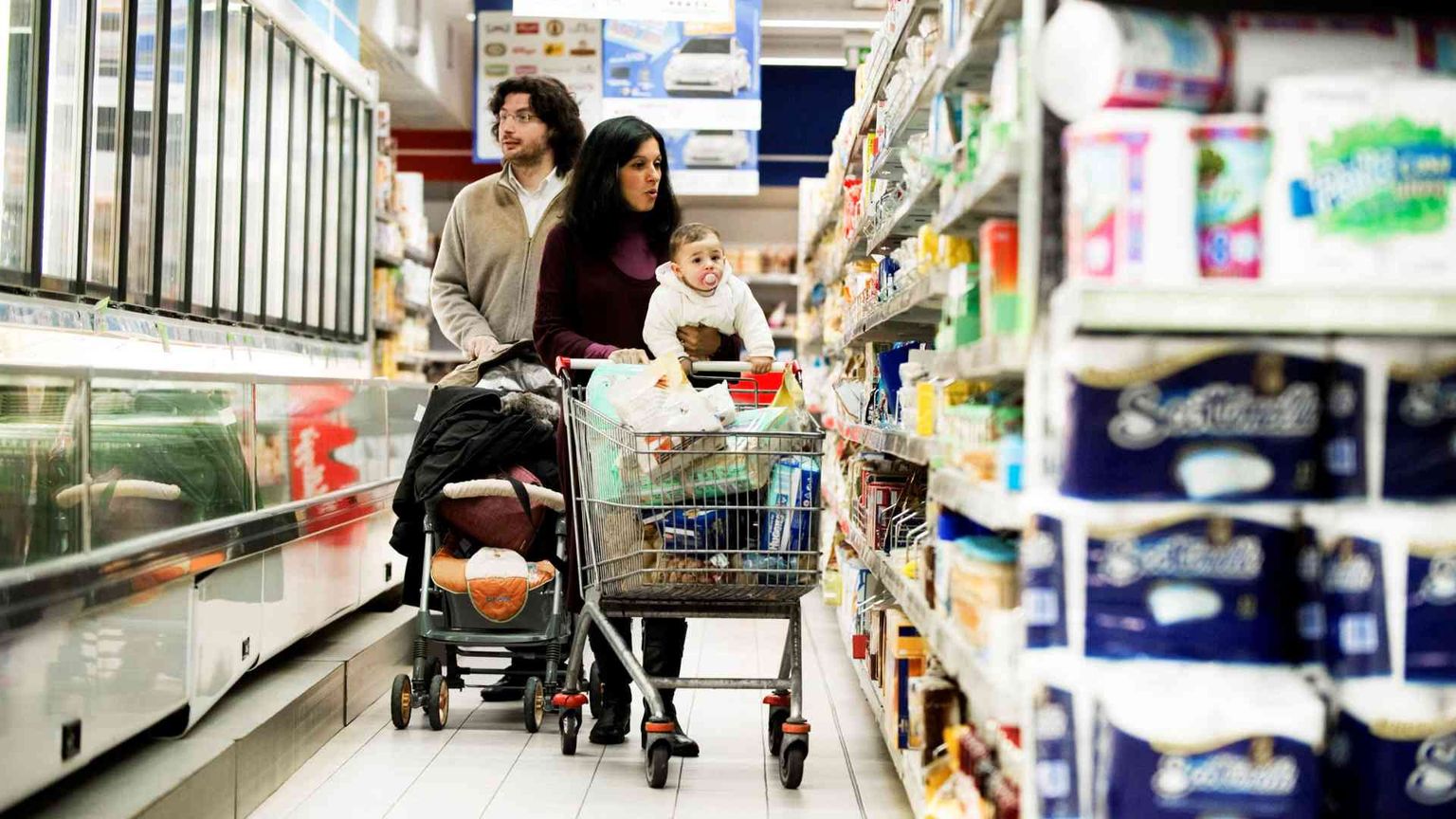 Effetto del carovita: meno acquisti, ma sale la spesa. Boom dei discount