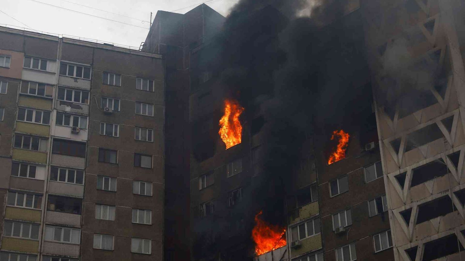 Pioggia di missili russi sull'Ucraina, uno anche sulla Polonia: tre civili morti