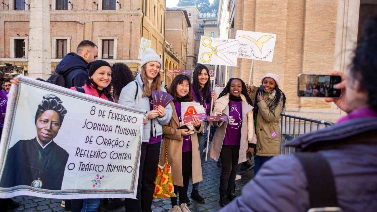 Il Papa: «Se chiudiamo gli occhi siamo complici dei trafficanti»