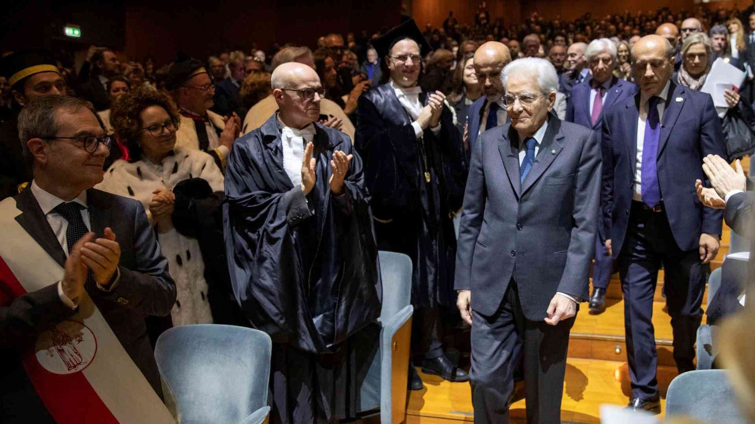 Mattarella: l'umanità ha sfide comuni ma perde tempo a distruggersi