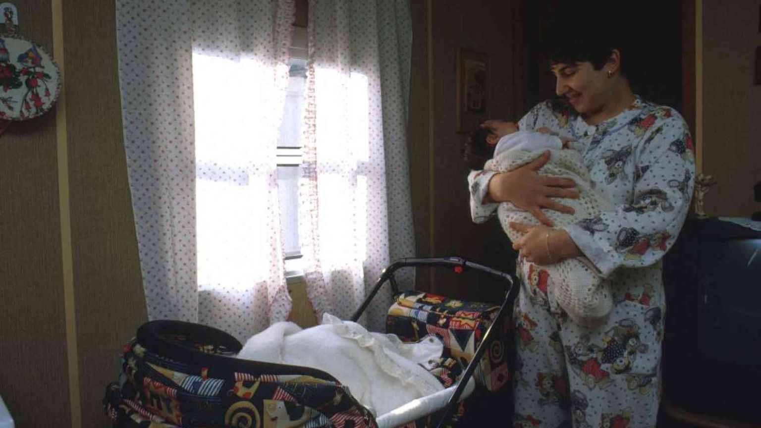 Pannolini, carrozzine, bollette: così il fondo “Vita nascente” aiuta le mamme