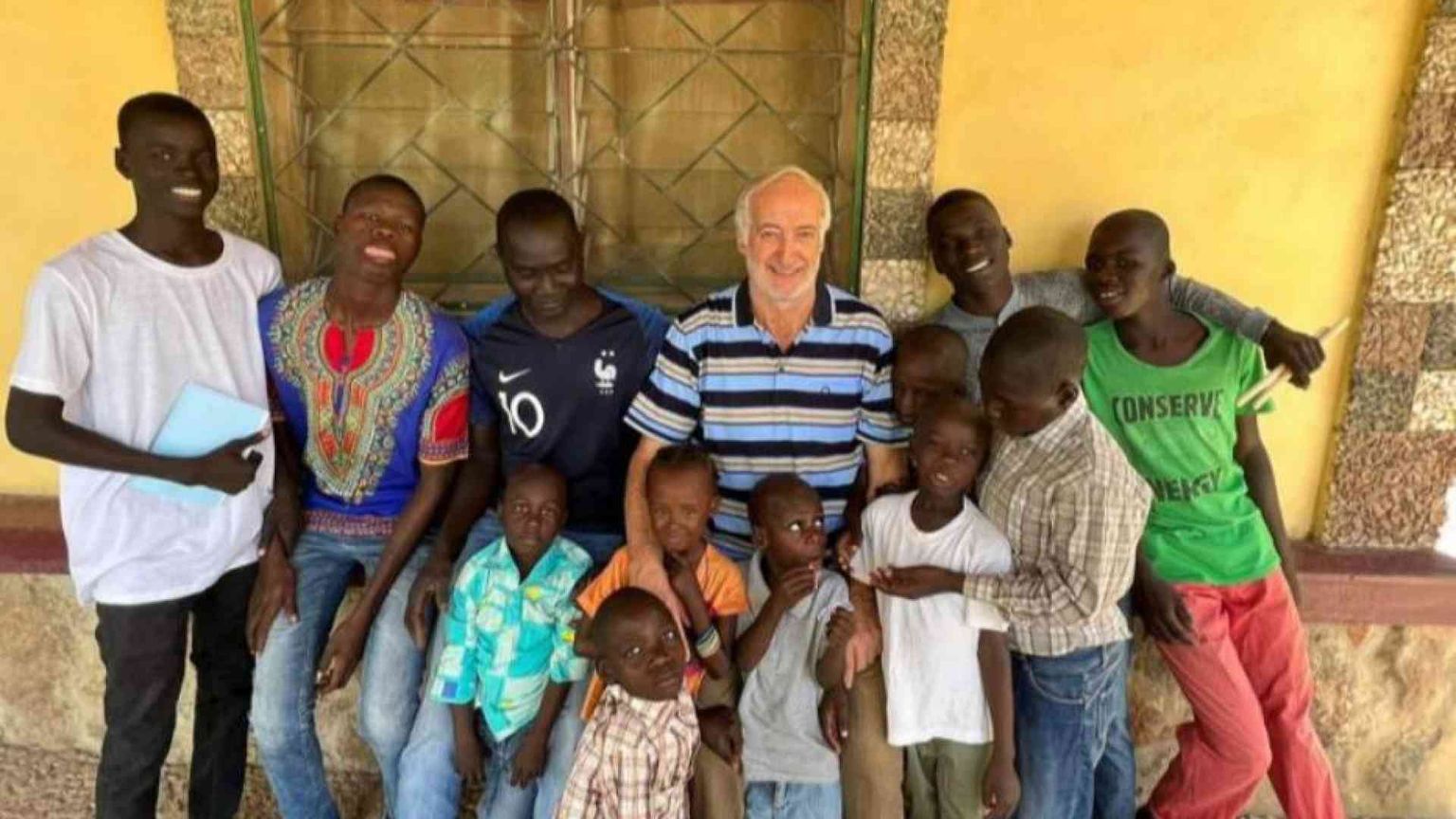 I giovani del Camerun hanno un padre italiano: «Diamo loro un futuro»