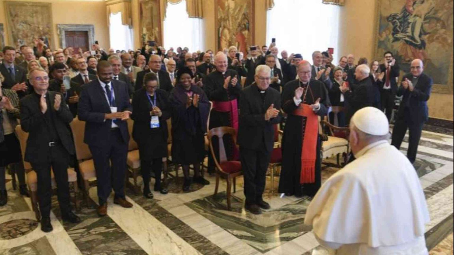 Il Papa: l'egemonia tecnocratica non sfiguri l'umano