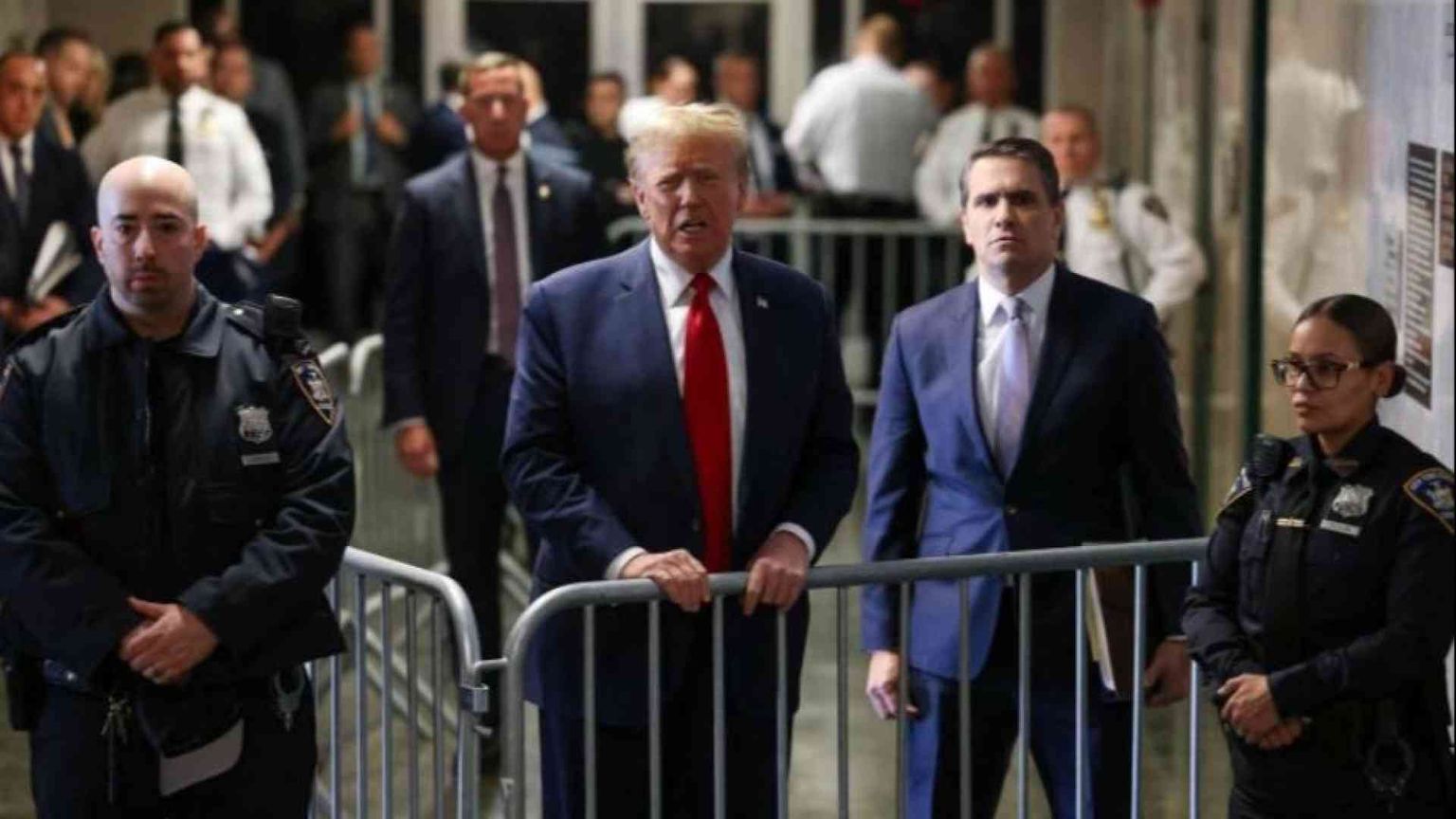 Trump, niente affari a New York per 3 anni. E lui attacca: «Farsa totale»
