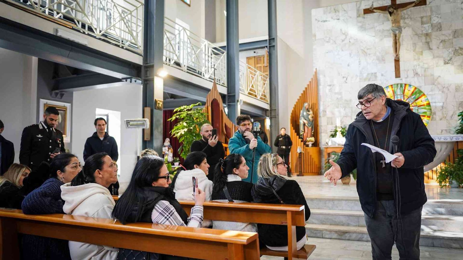 Don Patriciello obiettivo della camorra: «Vi perdono ma pentitevi»