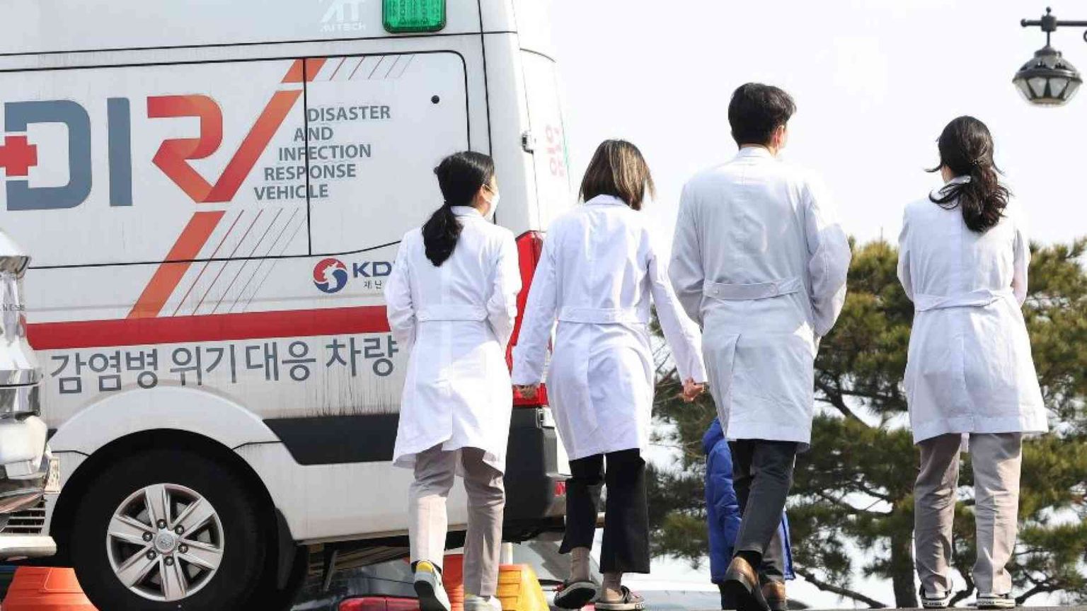 Pochi medici, il governo spinge. E scoppia la rivolta dei camici bianchi