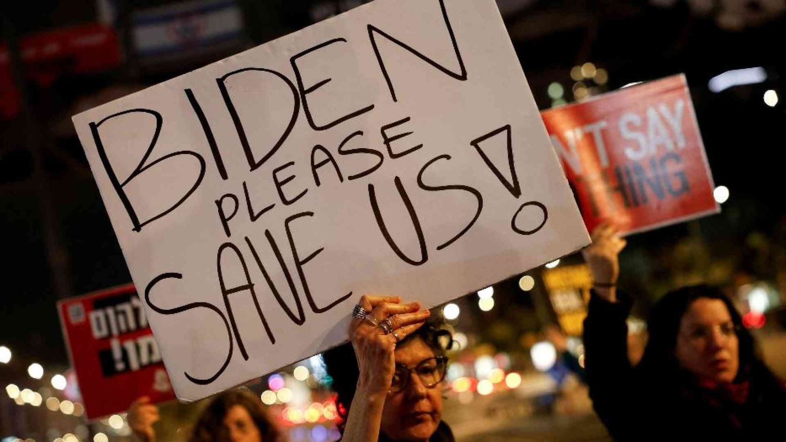 La rabbia della gente in piazza: «Il governo Netanyahu ha fallito, se ne vada»