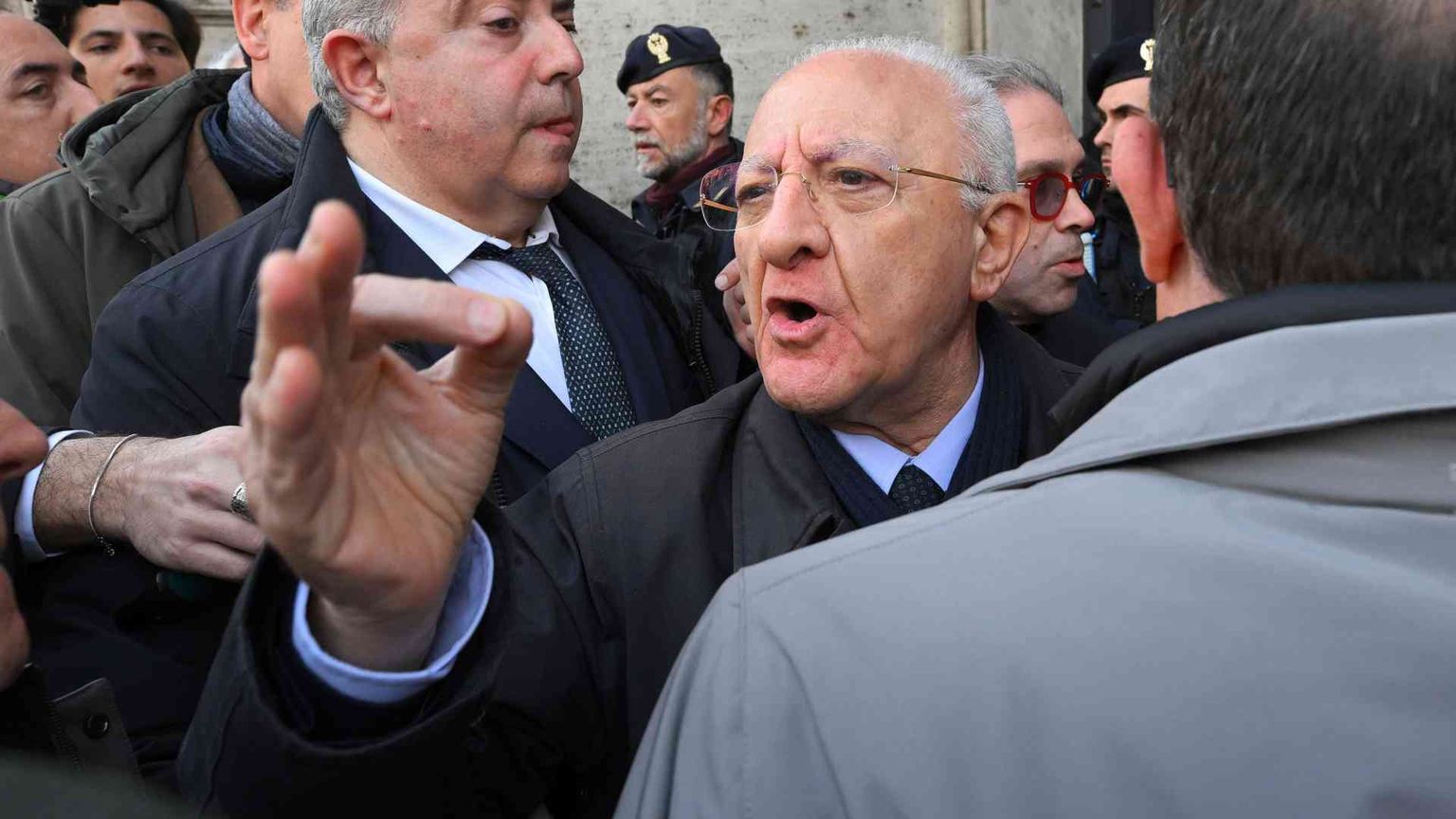 No, la politica degli insulti no