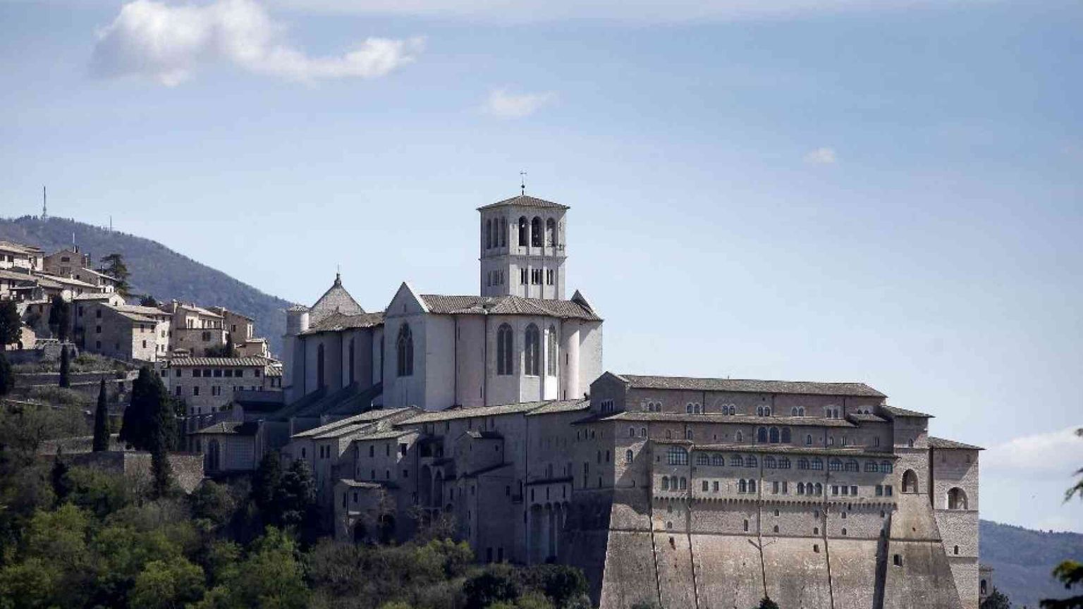 Primi fondi per il restauro delle mura del convento di Assisi