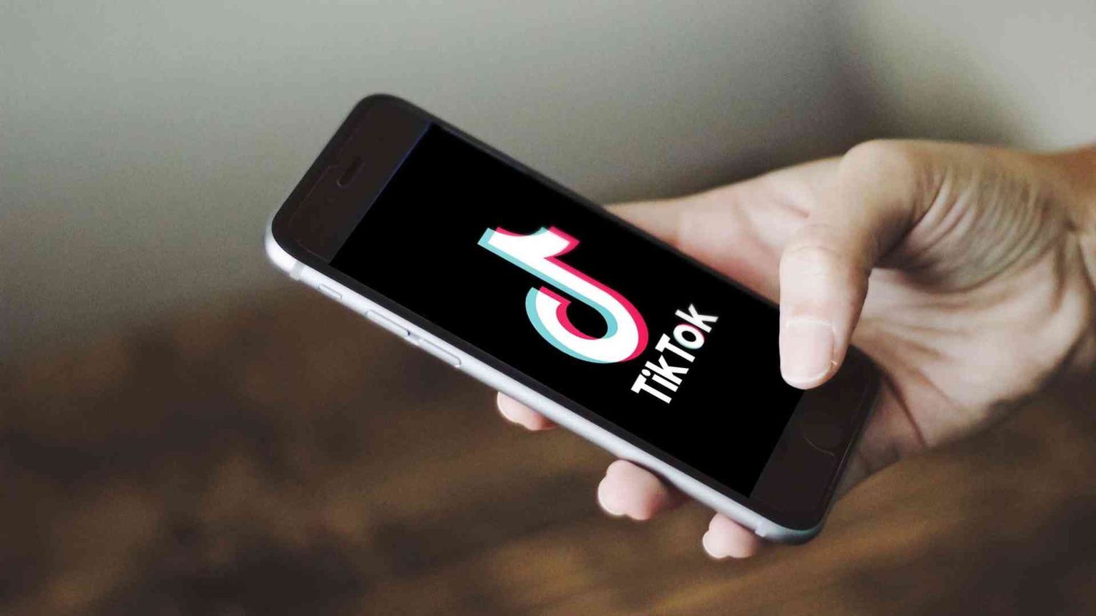 L'Ue indaga su Tik Tok e prepara una multa per Apple
