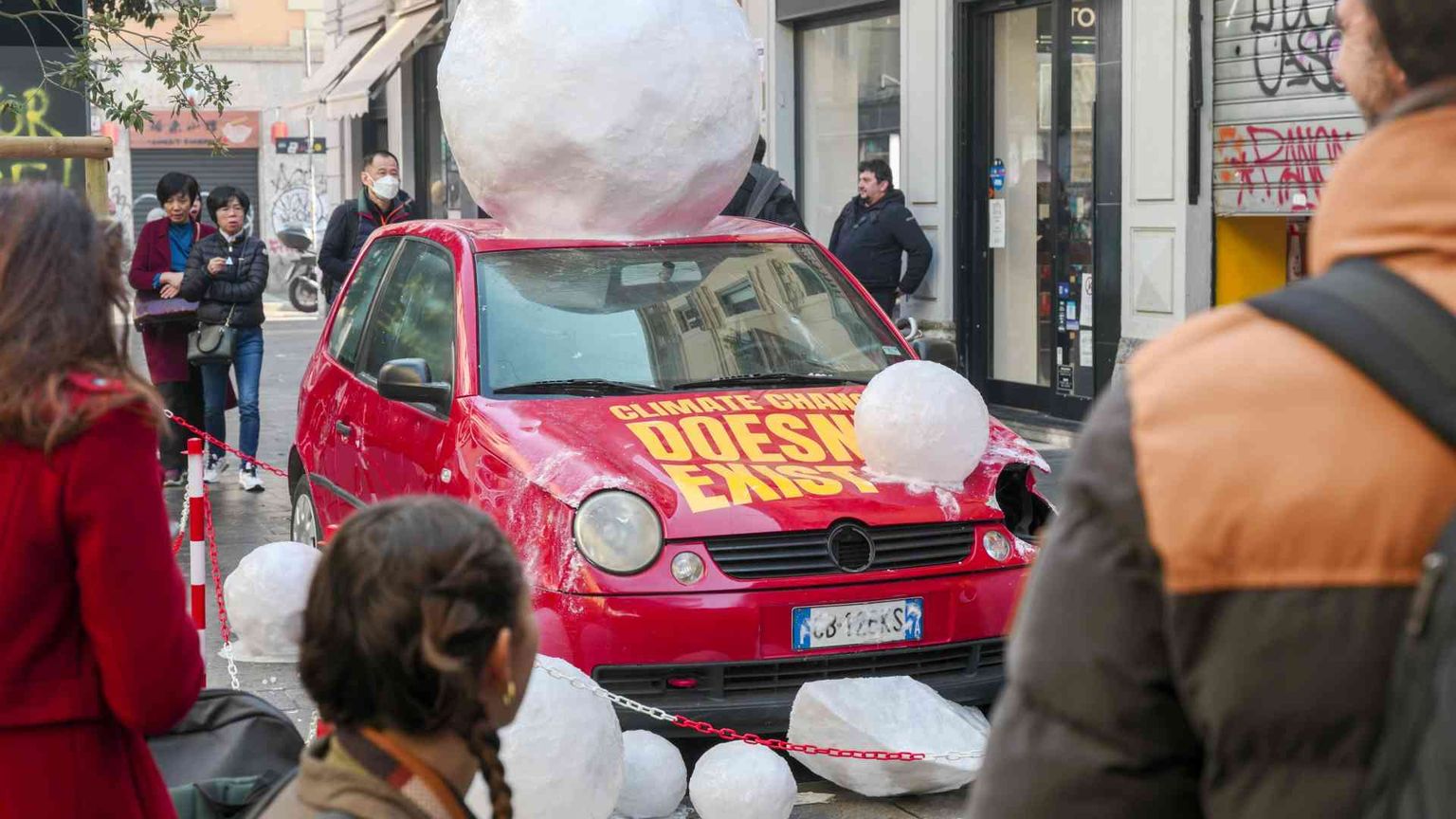 L'installazione choc a Milano: «La grandine ci ucciderà»