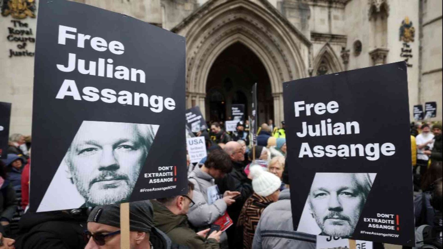 La moglie: «In America Assange rischierebbe come Navalny»