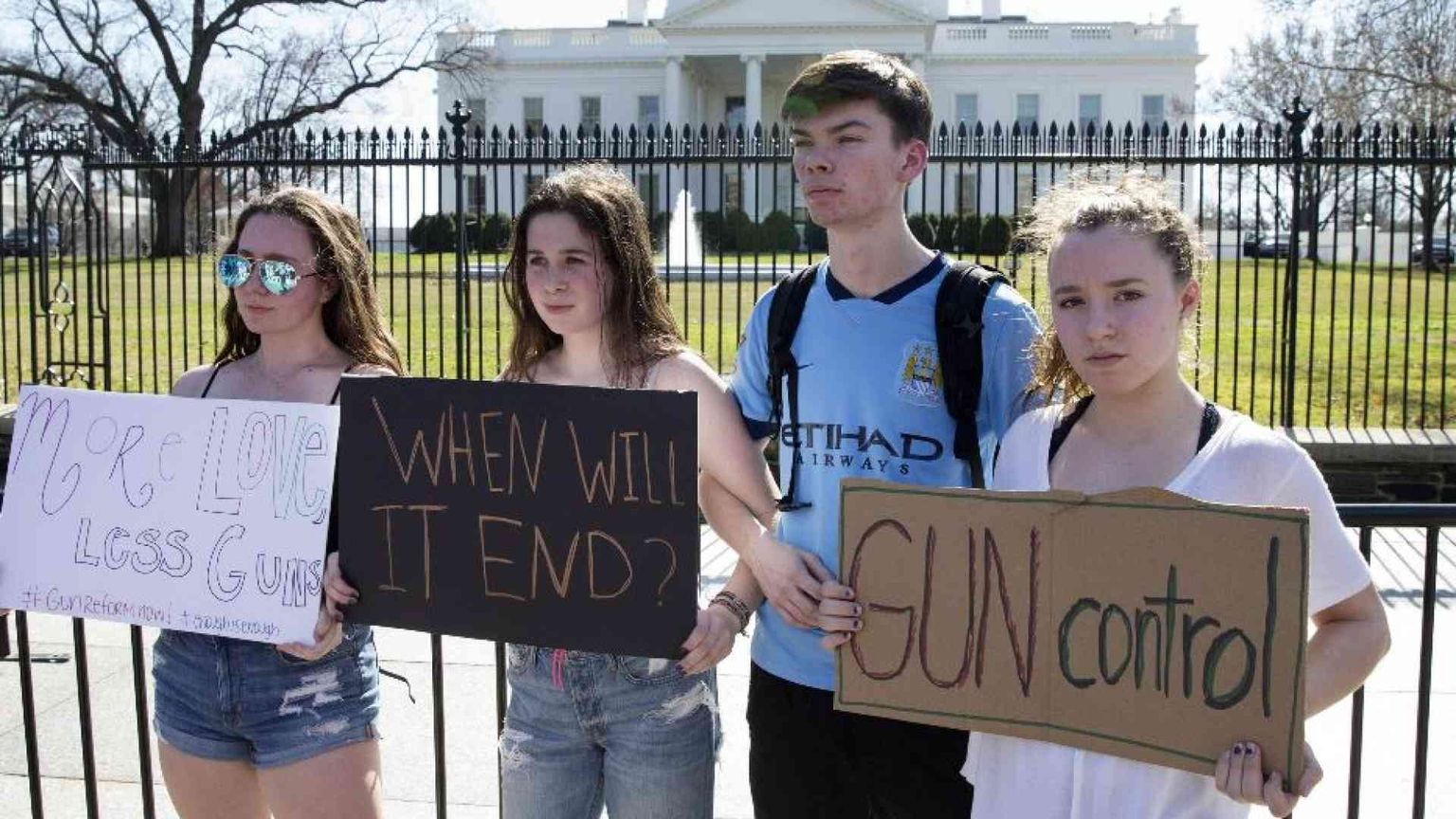 Hallo? Via armi e mitra. I bimbi uccisi telefonano ai politici Usa