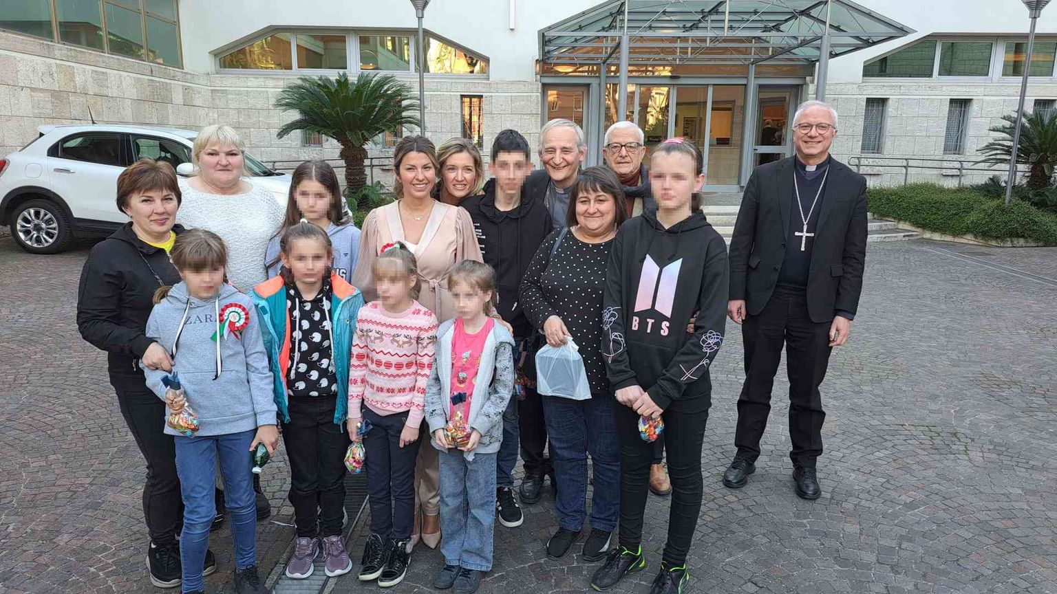 L'abbraccio di Zuppi e Baturi ai bambini di Kharkiv