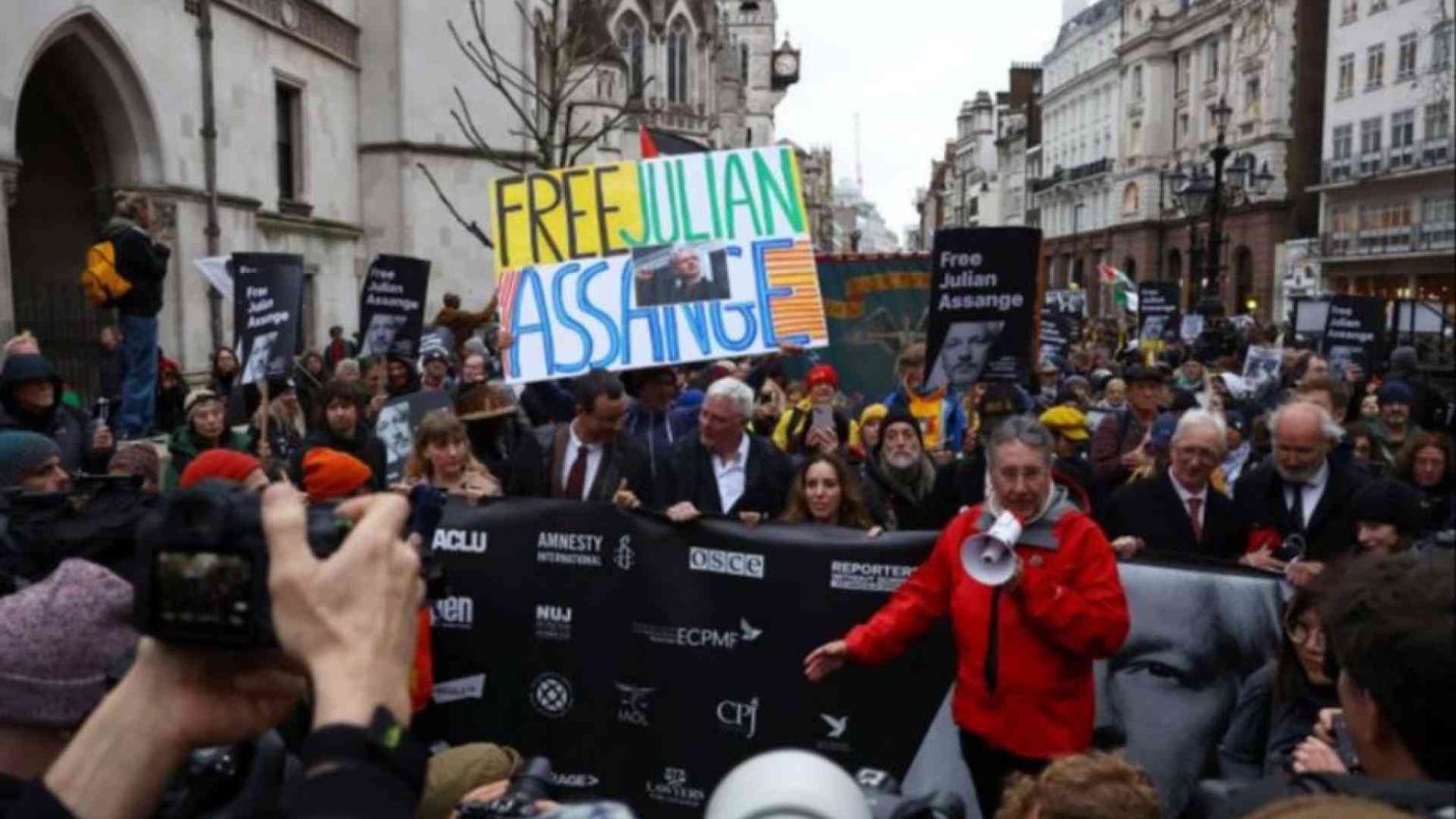 Finita l’ultima udienza di Julian Assange, i giudici prendono tempo