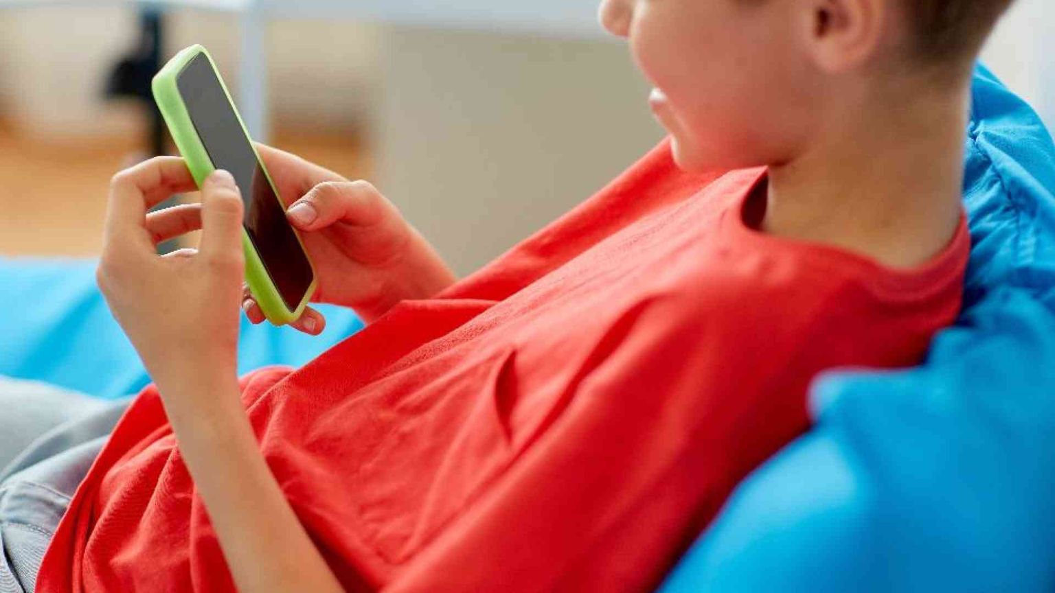 Il ministro: «Niente smartphone in classe fino alle medie»