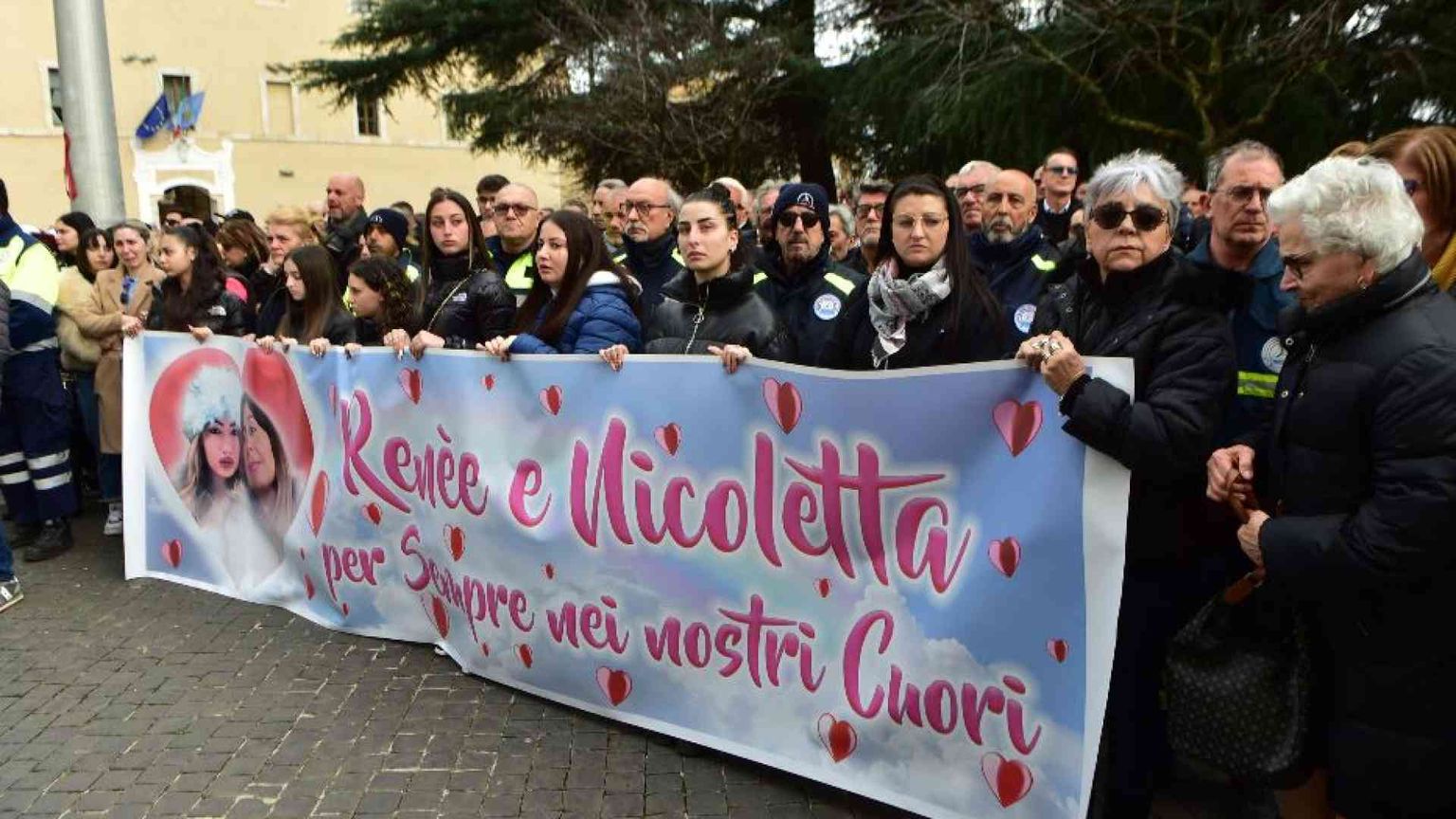 L'addio a madre e figlia, il parroco: «Non è amore, ma negazione della vita»