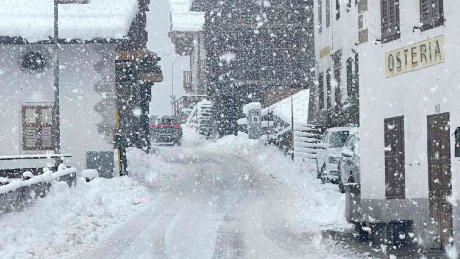 Riecco la neve sulle Alpi. Chiusa la Brennero, paesi isolati in Val Pusteria