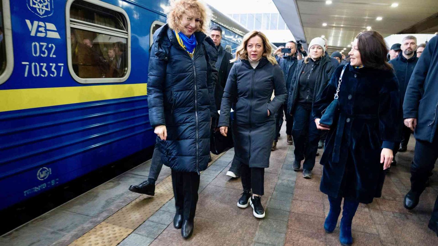 Meloni presiede il G7 da Kiev, ma pesa l'assenza di Macron