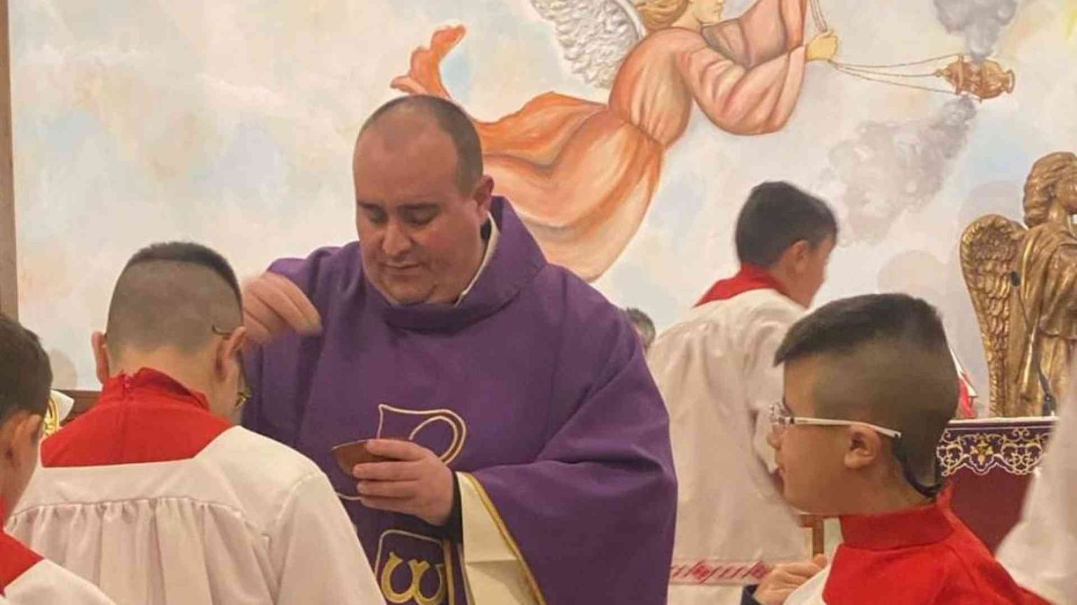 Nuova intimidazione contro un sacerdote: candeggina nel vino della Messa
