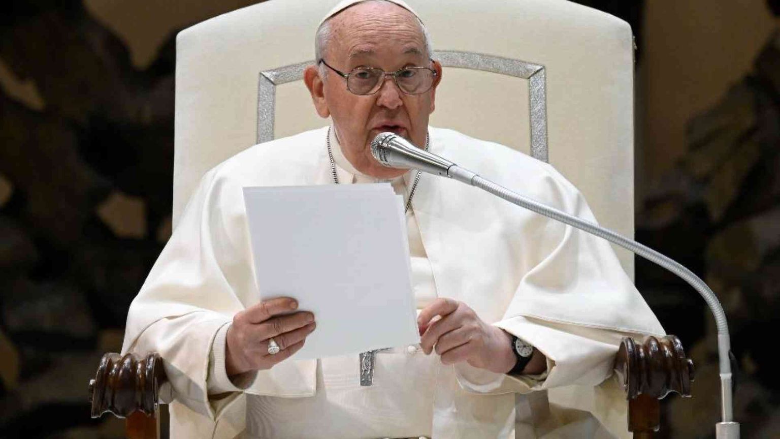 Francesco influenzato, oggi annullate le udienze. Confermato l'Angelus