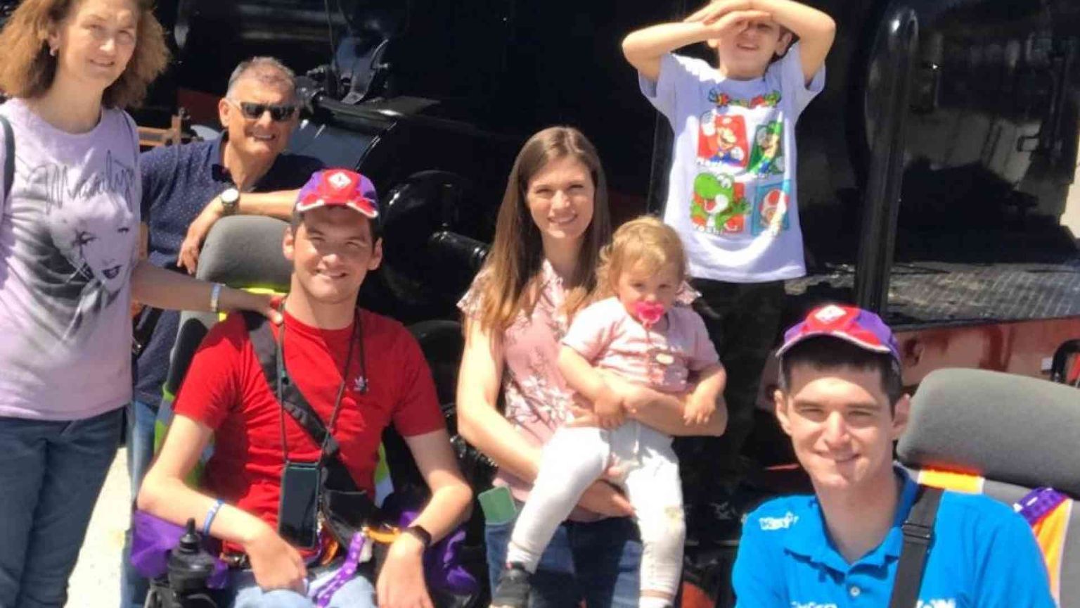 Un padre e i due figli disabili. L'appello della mamma: non lasciateci soli