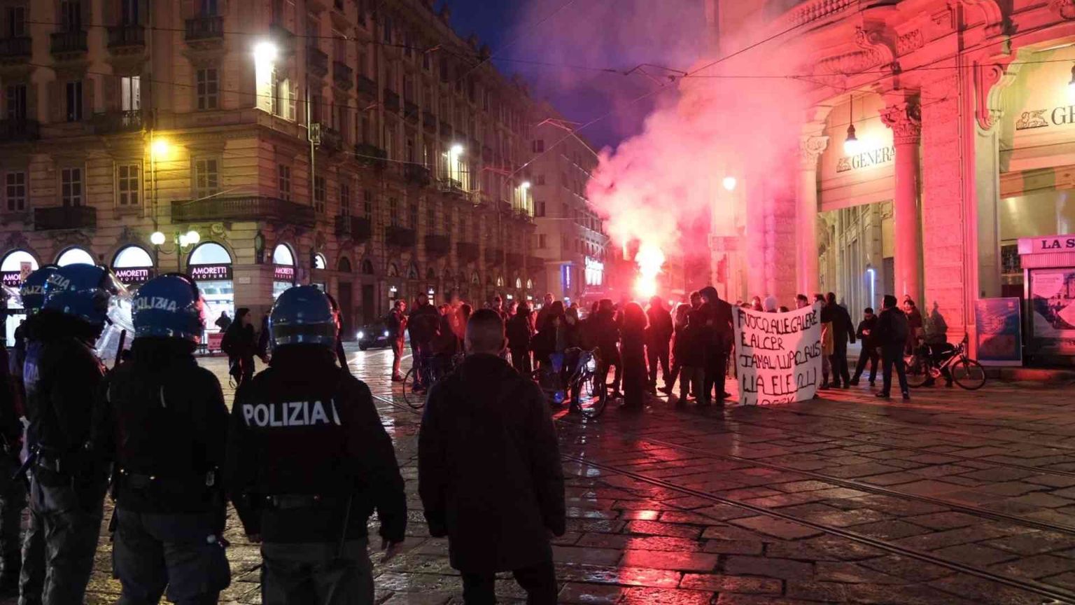 Torino, assaltata volante della polizia. Solidarietà da Mattarella e governo