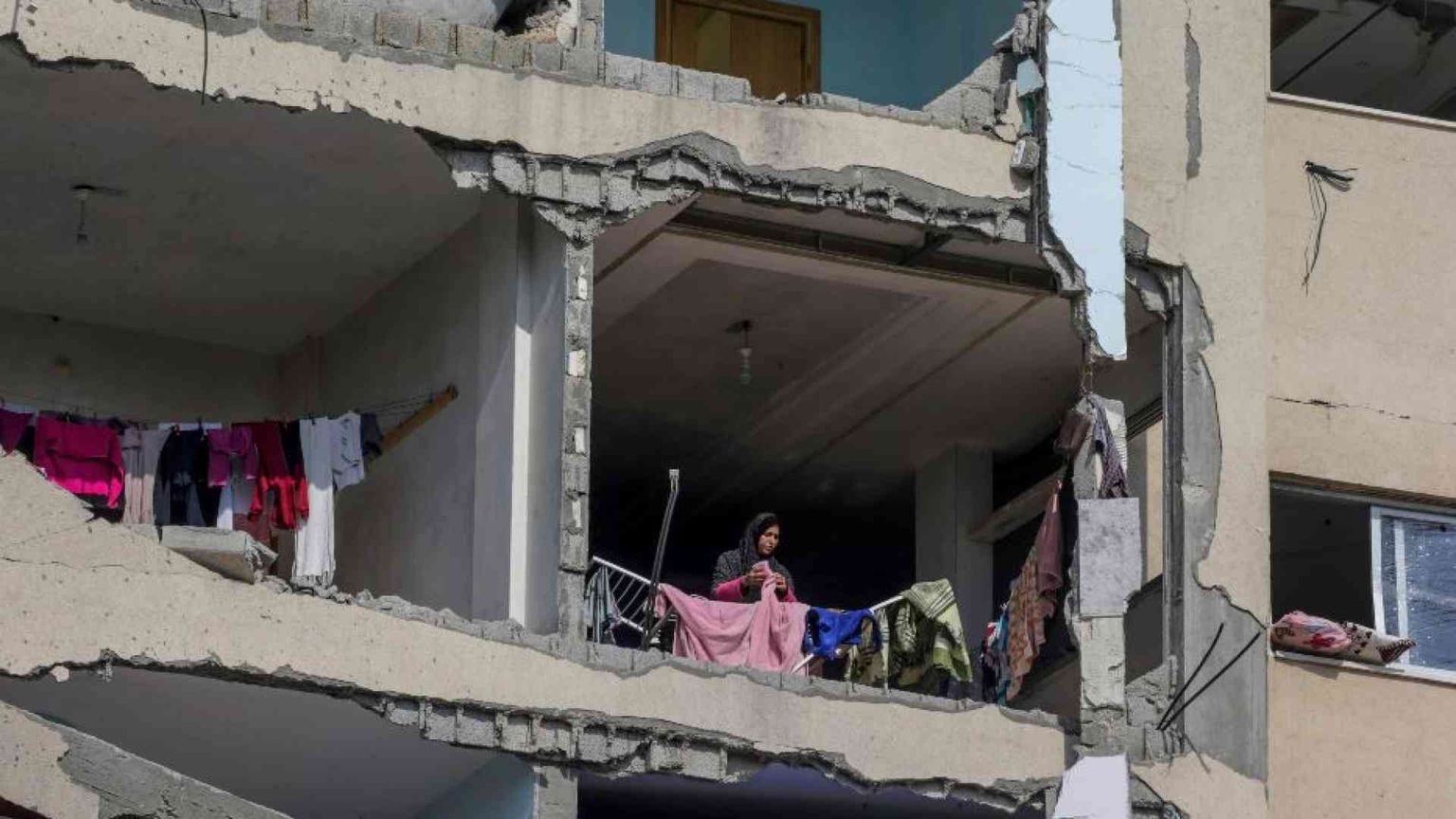 Putin si inventa saggio e convoca i leader palestinesi