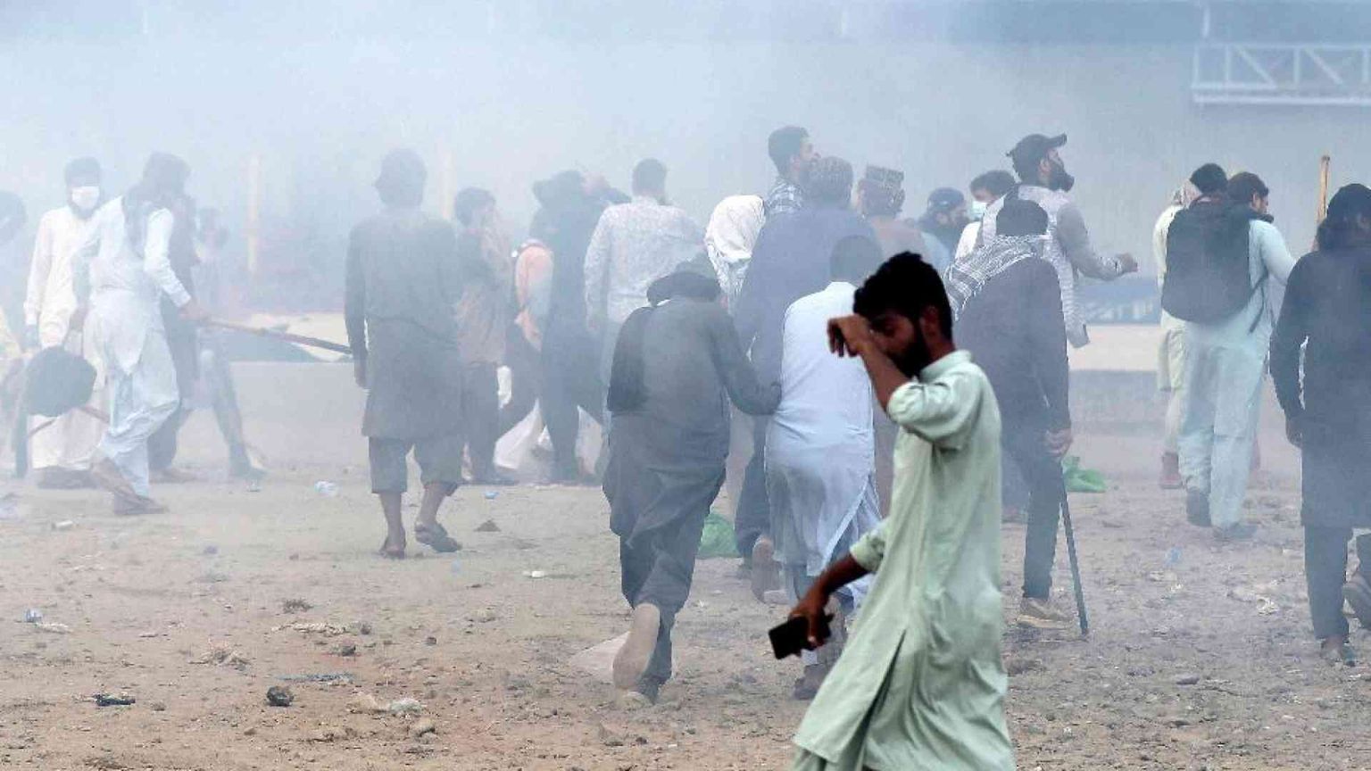 Poliziotta salva donna da linciaggio. Per i social è già un'eroina