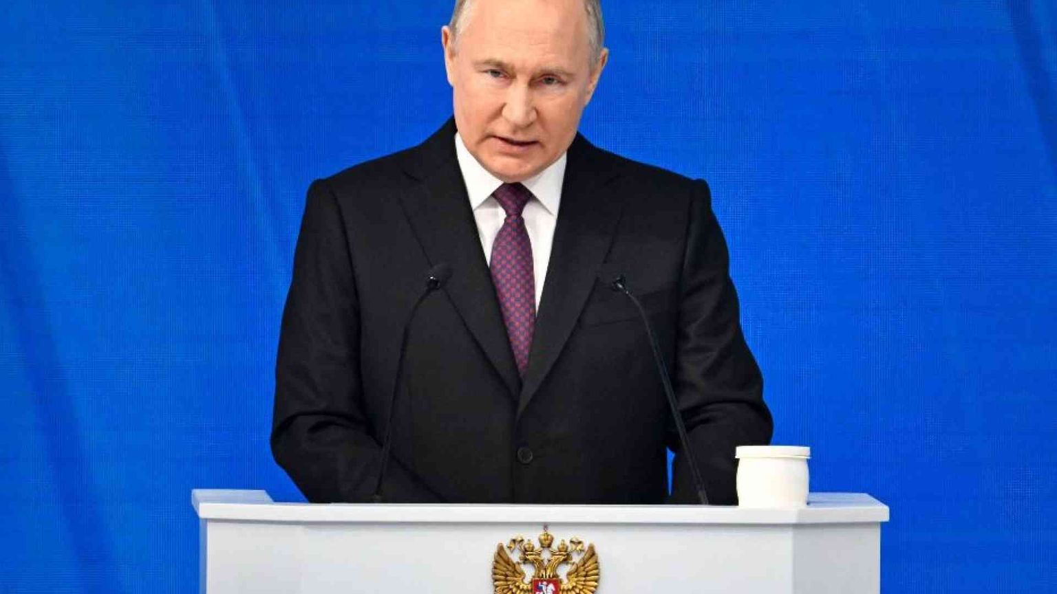 Putin: la Russia non teme nessuno. Fermato il direttore di Novaya Gazeta