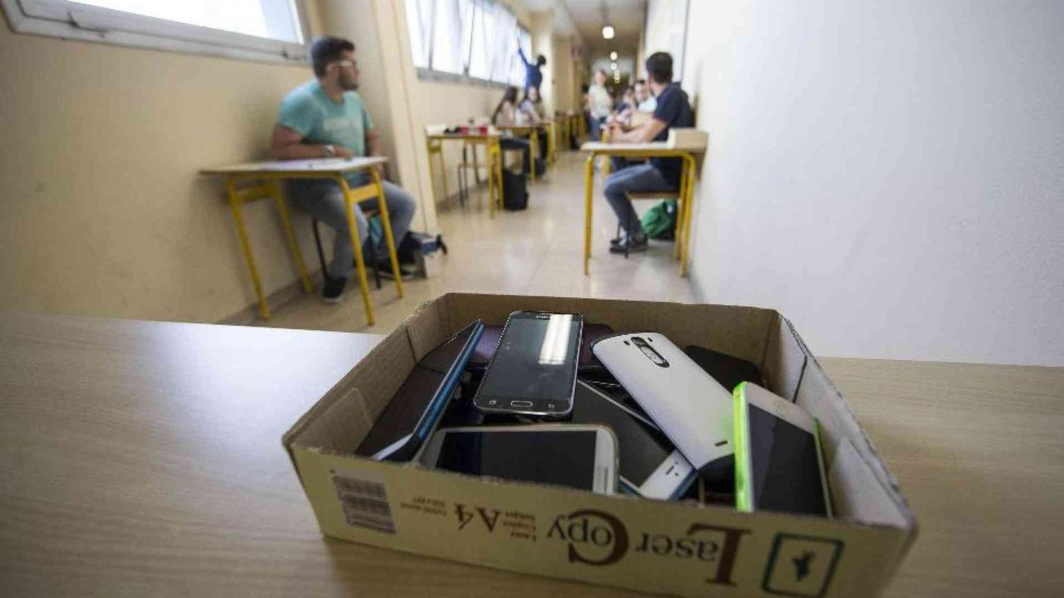 Fuori da scuola lo smartphone, dentro l'educazione digitale